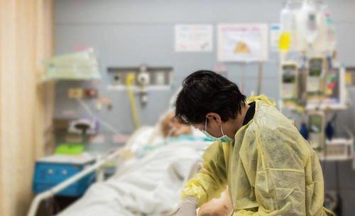 ��ϡ��ɫ����ǰ�֢��